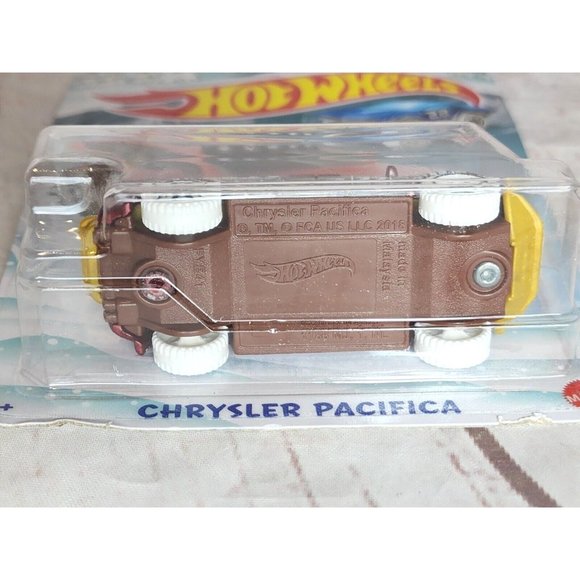 Chrysler Pacifica - Hot Wheels Holiday Mix 2022 - 1/5 Ice Rally Mattel Die-cast - Picture 2 of 16